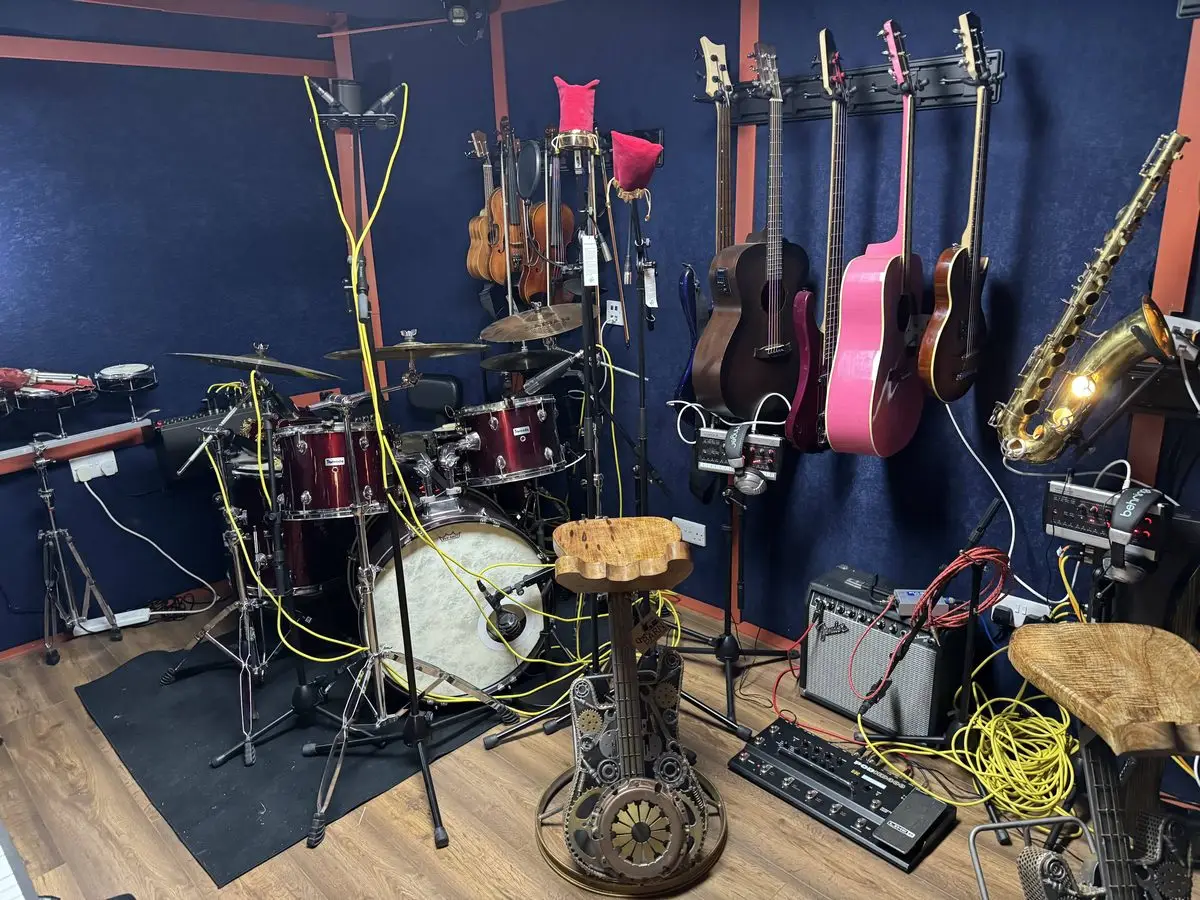 Amplifiers and instruments set up in the 4chordsStudios live room