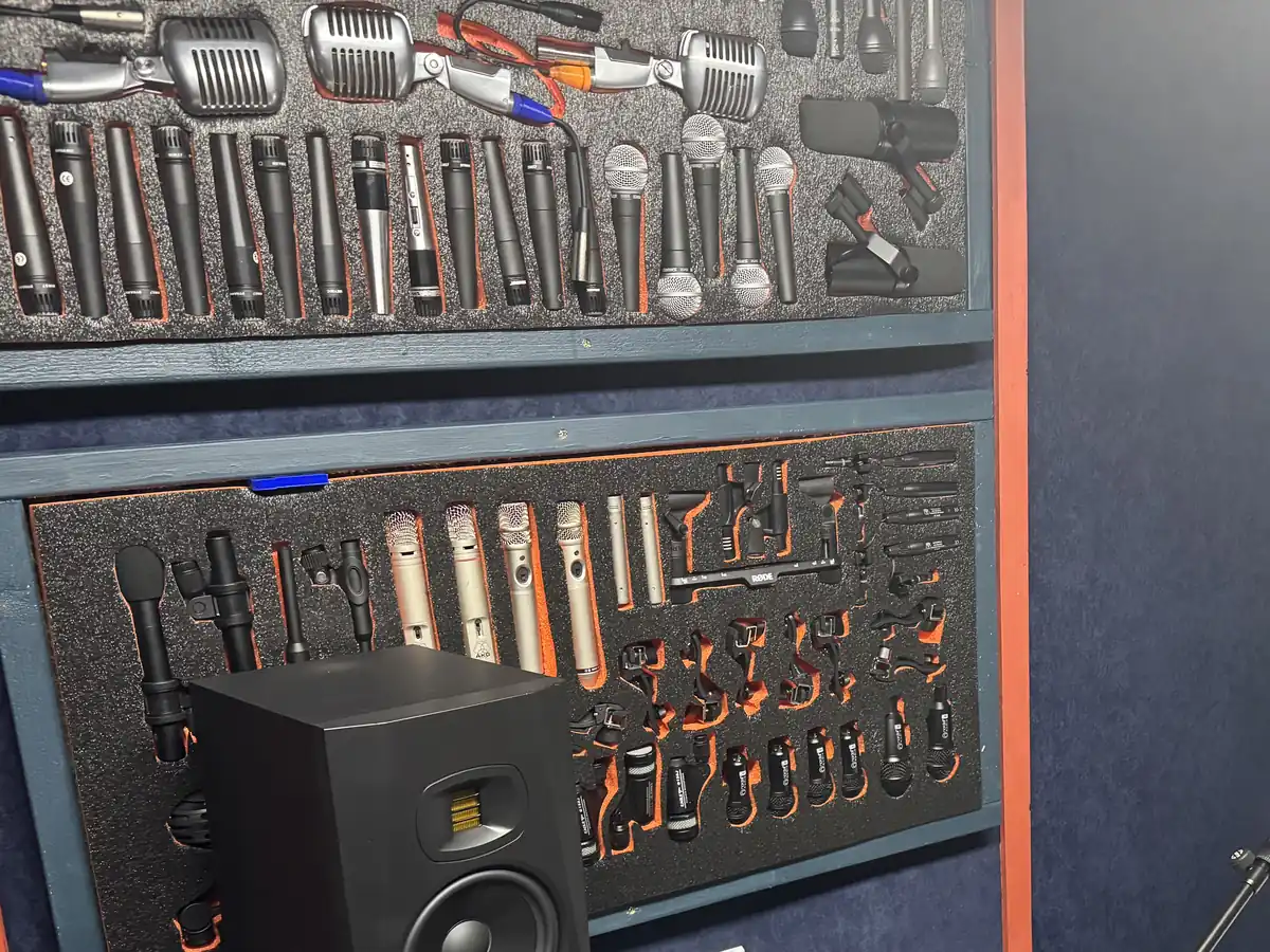 The 4chordsStudios microphone locker: dozens of dynamic and condenser mics in foam trays